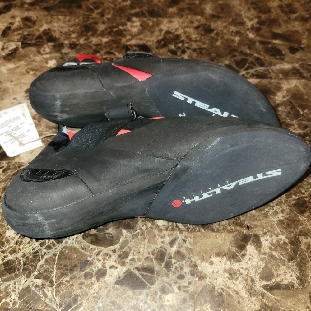 ALEON Red and Black Climbing Shoes - Picture 4 of 6